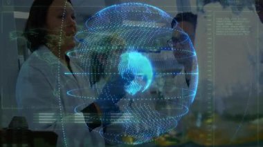Dijital dünya animasyonunu analiz etmek, laboratuvar ortamında çalışan bilim adamları. Araştırma, teknoloji, yenilik, analiz, keşif, keşif.