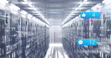 Veri merkezinde sunucuların üzerinde yüzen sosyal medya bildirim simgelerinin canlandırılması. Teknoloji, dijital, bulut hesaplama, bağlantı, ağ, bildirimler