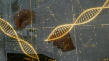 Laboratuvar geçmişi üzerinde DNA iplikleri ve bilimsel veri işleme animasyonları. Biyoteknoloji, genetik, araştırma, bilim, analiz, moleküler