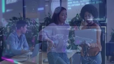 Dijital veri animasyonunu, modern ofis ortamındaki çeşitli meslektaşları tartışıyorlar. Teknoloji, takım çalışması, yenilik, işbirliği, çeşitlilik, beyin fırtınası