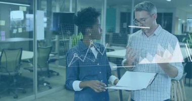 Veri analizlerini grafiklerle tartışmak, modern ofiste iş profesyonelleri. takım çalışması, işyeri, işbirliği, teknoloji