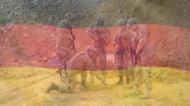 Kayalık arazide duran askeri personel, Alman bayrağıyla birlikte taktik teçhizatta. Kamuflaj, silahlı kuvvetler, eğitim, operasyon, Almanya, savunma