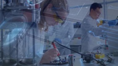 Bilimadamları dijital veri işleme animasyonu ile elektronik üzerinde çalışıyorlar. Teknoloji, yenilik, laboratuvar, mühendislik, araştırma, takım çalışması