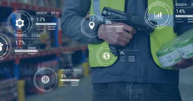 Tarayıcı kullanarak, depo çalışanı dijital verileri animasyon örtüsüyle analiz ediyor. Lojistik, nakliye, teknoloji, envanter, tarama, verimlilik