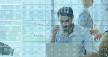 Finansal verileri analiz eden işadamı, görevde döviz kurlarıyla vurguladı. Finans, ekonomi, analiz, para, şirket