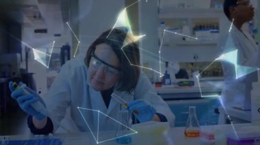 Laboratuvarda, bilim adamı veri bağlantılarının animasyonuyla dijital küreyi analiz ediyor. Teknoloji, yenilik, araştırma, analiz, fütürizm, bilim