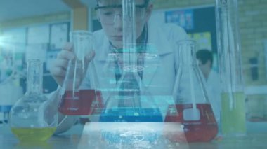 Kimyasal mataraları ve veri animasyonları olan bilim adamı deney yapıyor. Laboratuvar, araştırma, yenilik, teknoloji, kimya, analiz