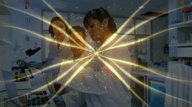 Laboratuvarda, ekranda parlayan animasyon veri görselleştirmesini inceleyen bilim adamları. Bilim, teknoloji, araştırma, analiz, yenilik, keşif