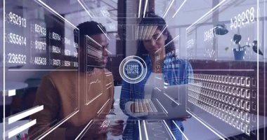 Modern ofiste, iş adamları dijital animasyon örtüşen verileri tartışıyor. teknoloji, takım çalışması, işbirliği, yenilik, şirket, analiz