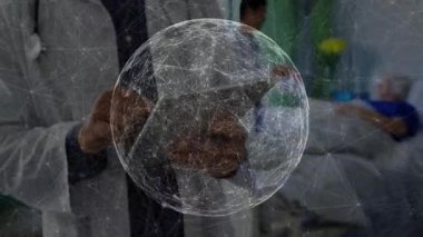 Hastanede, doktor dijital animasyon küresiyle tablet kullanıyor. Sağlık, teknoloji, yenilik, tıbbi, analiz, fütüristik