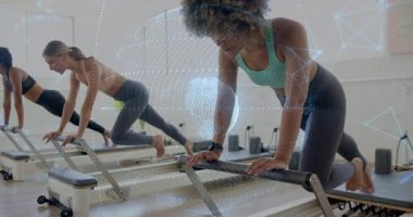 Reformcular üzerinde egzersiz yapan, dijital ağ animasyonu yapan kadınlar spor salonunda üst üste biniyor. Fitness, pilates, egzersiz, teknoloji, yenilik, egzersiz