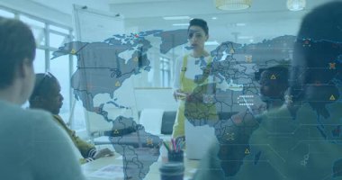 Dünya haritasının animasyonu ve ofiste işbirliği yapan bir ekiple veri görselleştirmesi. Küresel, işbirliği, takım çalışması, analitik, teknoloji, yenilik