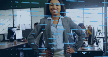 Ofiste, animasyon veri görselleştirmesi üzerine çalışan, göreve odaklanmış bir profesyonel. İş, teknoloji, analitik, tasarım, işyeri, yaratıcılık