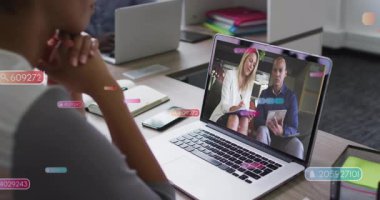 Okulda, bilgisayar bildirimleriyle video görüşmelerini tartışan insanların animasyonu. Sanal toplantı, çevrimiçi öğrenme, uzaktan iletişim, e-öğrenme, işbirliği, teknoloji