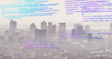 Şehir siluetini kaplayan bilgisayar kodlarının animasyonu, teknoloji ve şehir yaşamını harmanlıyor. yenilik, dijital, şehir manzarası, fütüristik, kodlama, ağ