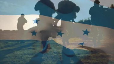Honduras bayrağını taşıyan siluetli askerler animasyonda vatanseverlik taşıyorlar. Askeri, ulusal gurur, savunma, onur, cesaret, sadakat