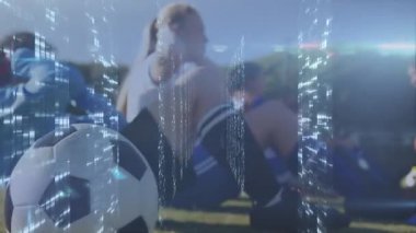 Futbolcular dijital veri işleme animasyonlarıyla sahada dinleniyorlar. Sporcu, takım çalışması, rekabet, spor, dinamik, veri analizi