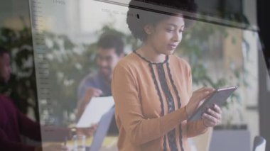 Bilgisayar kodlu tablet kullanan modern ofis animasyonundaki kadın. Teknoloji, dijital, yenilik, kodlama, çalışma alanı, iş