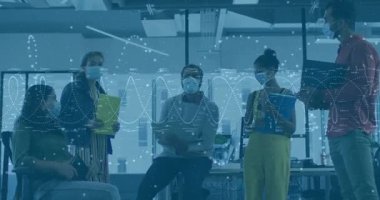 Ofiste, çeşitli takımlar maske takarak veri animasyonlarıyla iş birliği yapıyorlar. İşbirliği, takım çalışması, iş, teknoloji, beyin fırtınası, salgın hastalık