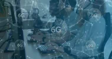 Bilgisayarlarda çalışmak, 6G ağ animasyonu kullanan insanlar ofiste üst üste biniyor. Teknoloji, iletişim, yenilik, kablosuz, hız, bağlantı