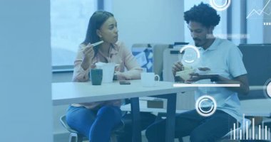 İş verileri analizi, iş arkadaşlarının ofis masasında yemek yemesi üzerine animasyon. İşbirliği, takım çalışması, tartışma, toplantı