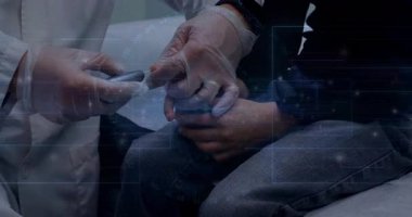 Hastane ortamında dijital arayüz kullanan hasta ve tıp uzmanı. Sağlık, teknoloji, yenilik, teşhis, doktor, tıp