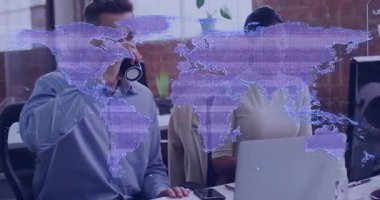 Dizüstü bilgisayarlar üzerinde çalışmak, dijital dünya haritasının animasyonunu yapan iş adamları. Teknoloji, yenilik, takım çalışması, küresel, iletişim, ağ