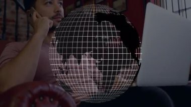 Dizüstü bilgisayarla çalışan, ofisteki ekranda dünya animasyonu olan bir adam. Teknoloji, küresel, yenilik, dijital, çalışma alanı, bağlantı