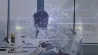 Masada, profesyonel iş adamı dijital ağ küresi ile animasyon yaratıyor. Teknoloji, yenilik, animasyon, ağ oluşturma, fütürist