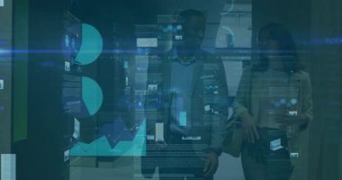 Dijital grafikler analiz ediliyor, ofisteki iş adamları animasyon projesini tartışıyor. İşbirliği, takım çalışması, yenilik, beyin fırtınası, tasarım, strateji