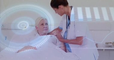 Hastanedeki dijital veri animasyonunu kullanan yaşlı bir hasta ve sağlık uzmanı. teknoloji, destek, bakım, yenilik, danışma, yaşlılar bakımı