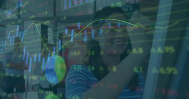 Ofiste, insanlar ekranda finansal veri grafikleri ve animasyonlarla işbirliği yapıyorlar. Takım çalışması, işbirliği, ticaret, analitik, finans, teknoloji