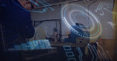 Dijital devre ve veri işleme animasyon kaplamalı mühendis kaynaklama metali. Teknoloji, mühendislik, yenilik, fütüristik, otomasyon, sanayi