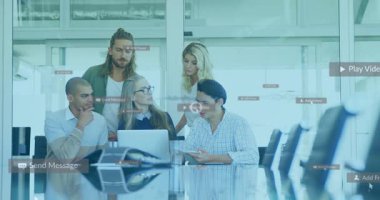 Ofiste, animasyon çalışmalarını kapsayan dijital tebligatlarla işbirliği yapan çeşitli ekipler. Takım çalışması, işbirliği, teknoloji, yenilik, çeşitlilik, beyin fırtınası