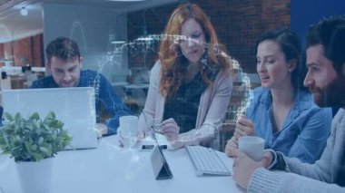 Dijital ağ animasyon örtüşmesi için çeşitli ekipler ofiste işbirliği yapıyor. İşbirliği, takım çalışması, yenilik, teknoloji, ağ, iş