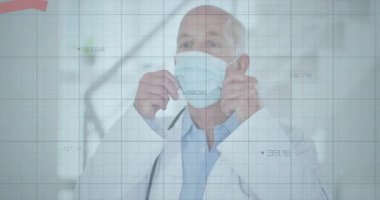 Yüz maskesi ayarlanıyor, doktor finansal verileri animasyon örtüleriyle analiz ediyor. Sağlık, finans, teknoloji, yenilik, veri analizi, araştırma