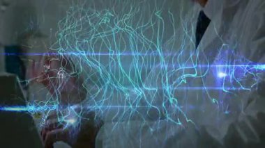 Veri inceleniyor, bilim adamı laboratuvarda parlayan sinirsel ağ animasyonunu analiz ediyor. teknoloji, yenilik, araştırma, yapay zeka, deney, analiz