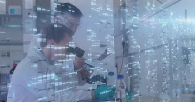 Mikroskop altında örnekleri inceleyen bilim insanları dijital verileri animasyon örtüsüyle analiz ediyorlar. Araştırma, laboratuvar, biyoteknoloji, yenilik, teknoloji, deney