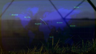 Çimenli arka planda koordinatları ve çizgileri olan dünya haritası animasyonu. Coğrafya, navigasyon, bağlantı, küresel, teknoloji, ağ