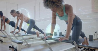 Dijital veri ile yenilikçi makineler üzerinde egzersiz yapan kadınlar animasyonu örtüyor. Fitness, pilates, egzersiz, eğitim, sağlık, teknoloji