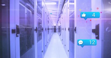 Fütürist sunucu odasında parlayan ışıklarla sosyal medya bilgilendirmeleri. Teknoloji, ağ, siber alan, yenilik, dijital, iletişim