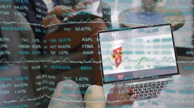 NFT eğilimlerini tartışan, insanların dizüstü bilgisayardaki borsa verilerini izlemesi. Finans, teknoloji, dijital, yatırım, analitik, kripto para birimi