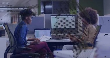 Dijital veri ile animasyonu birleştirmeyi tartışan iki kişi. İşbirliği, takım çalışması, teknoloji, yenilik, ticaret, strateji