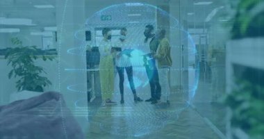 Modern ofis koridorunda çeşitli grupların tartışması üzerine holografik dünya animasyonu. Teknoloji, yenilik, ticaret, işbirliği, takım çalışması, hologram