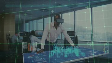 Animasyon kullanarak, VR kulaklıklı adam ofisteki dijital planla etkileşime geçiyor. Sanal gerçeklik, teknoloji, yenilik, etkileşimli, tasarım, mühendislik