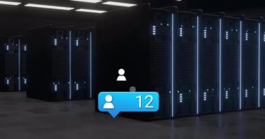 Kullanıcı simgeleri ve uyarılarla sunucu odasının üzerinde veri işleme animasyonu. Teknoloji, ağ oluşturma, siber güvenlik, bağlantı, dijital, iletişim