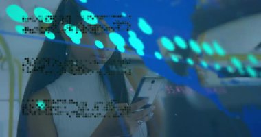 Dijital verileri ve kod animasyonları olan akıllı telefon kullanan bir kadın. Teknoloji, yenilik, bağlantı, iletişim, kodlama, fütüristik