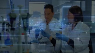 Laboratuvar önlüklü bilim adamları dijital veri ile örnekleri analiz ediyorlar. Bilim, araştırma, laboratuvar, analiz, teknoloji, yenilik