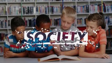 Okul kütüphanesinde, çocuklar animasyon metinleriyle birlikte kitap okuyorlar. Edebiyat, çocukluk, eğitim, hikaye anlatma, öğrenme, bilgi