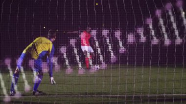 Sarı formalı kaleci internetteki dijital animasyon kaplamalı topu kurtarıyor. Futbol, spor, rekabet, savunma, takım çalışması, dijital efektler